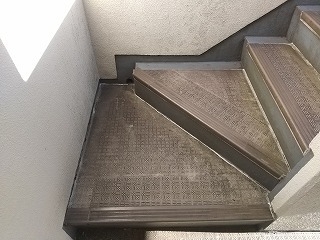 マンション階段洗浄前